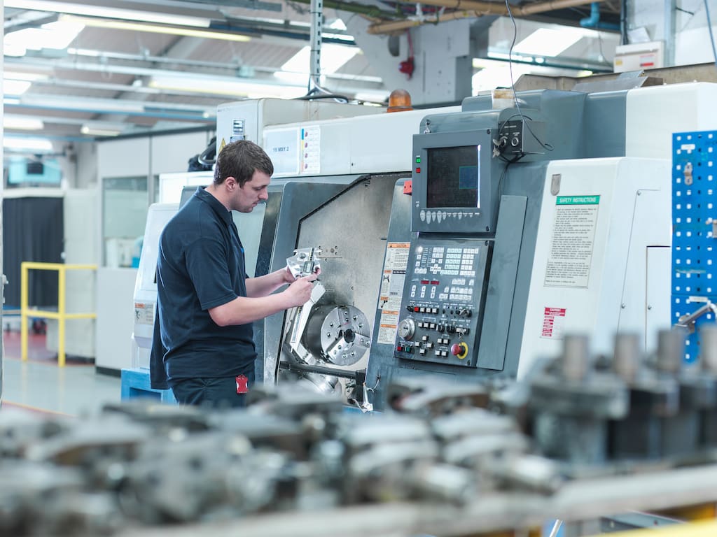 mecanizados-de-precision-operario-trabajando-en-cnc